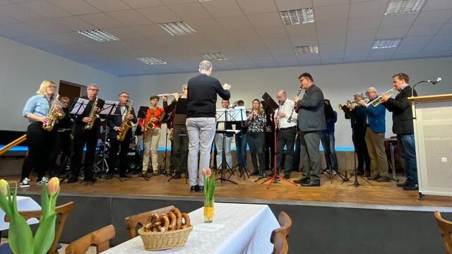 Orchester und Chor des GMV Lambsheim sorgten für die richtige Stimmung. | Foto: Beate Schoberwalter