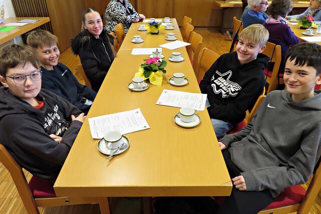 Konfirmanden, die beim Hungermarsch mithalfen | Foto: Brigitte Melder