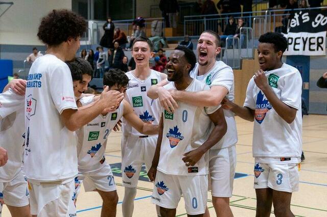 BIS-Kapitän und Topscorer DJ Woodmore (3. von rechts) jubelt mit seinen Speyerer Teamkollegen | Foto: Ahorn Camp Bis Baskets