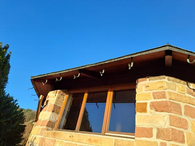 Die dreisten Täter versuchten vergeblich, auch die Dachabdeckung zu entfernen. Die Ortsgemeinde bittet etwaige Zeugen sich zu melden | Foto: Thorsten Rothgerber