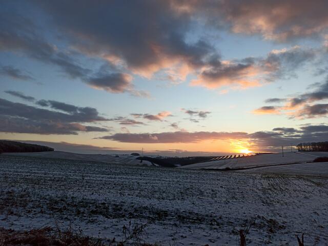 Sonnenuntergang über schneebedeckten Feldern auf der Karlshöhe | Foto: Stephen Wüstenberg Photographie - Wartenberg-Rohrbach