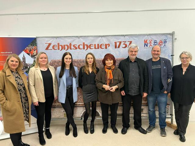 Die Künstler mit dem Organisations- und Helferteam der Gemeinde.  | Foto: Gemeinde Karlsdorf-Neuthard 