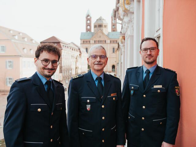 Polizeipräsident Georg Litz (Mitte) verabschiedete Kristof Brockmann (rechts). Bereits seit Beginn des Jahres leitet Florian Baum die Polizeiinspektion Speyer. | Foto: Polizei Speyer
