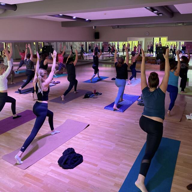 Kursangebot in lockerer Gemeinschaft: Hier kannst du ebenso wie an Yoga an Zumba, Rücken Fit oder einem anderen Kurs teilnehmen. | Foto: Campus Wellness &amp; Sports