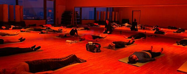 Wann trainierst du am liebsten: Kurse wie in Yoga werden im Campus Wellness &amp; Sports an allen Tagen in der Woche angeboten. | Foto: Campus Wellness &amp; Sports