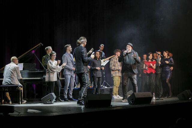 Für das Benefizkonzert im Capitol kamen spontan zahlreiche Künstler zusammen, um Spenden zu sammeln  | Foto: DRK
