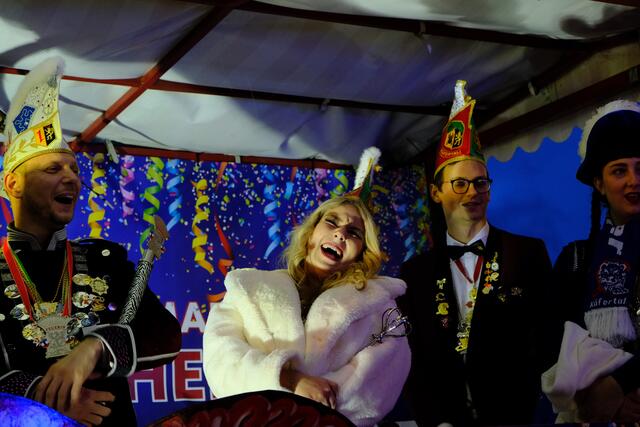 Ausgelassene Stimmung bei der Eröffnung des Fasnachtsmarkts | Foto: Jessica Bader