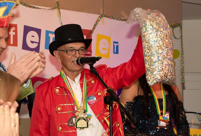 Landrat Brechtel - zum Abschied aus dem Amt gab`s Konfetti | Foto: Heike Schwitalla