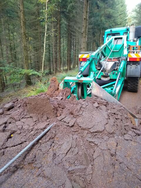 Die Verlegung beginnt. Im zügigen „Wandertempo“ werden die Leitungen im „heiligen Pfälzer Waldboden“ eingebracht! | Foto: Rudi Birkmeyer