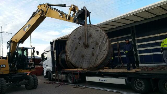 Anlieferung der Kabel. Mitglied Albert Starck, früher Lkw-Fahrertrainer in einer großen pfälzischen Lastwagenfabrik, hat seine früheren beruflichen Kontakte nutzen können und den Transport der tonnenschweren Kabeltrommeln von Regensburg in die Südpfalz sehr kostengünstig organisiert.  | Foto: Albert Starck