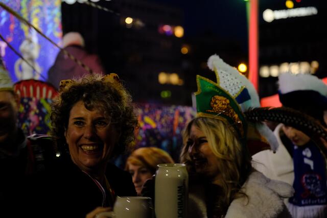 Nach dem Fassbieranstich ist der Markt offiziell eröffnet | Foto: Jessica Bader
