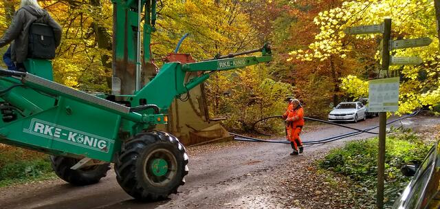   
Nach knapp 6 Stunden war der Verlegungstross am Hüttenbrunnen angekommen.  | Foto: Rudi Birkmeyer