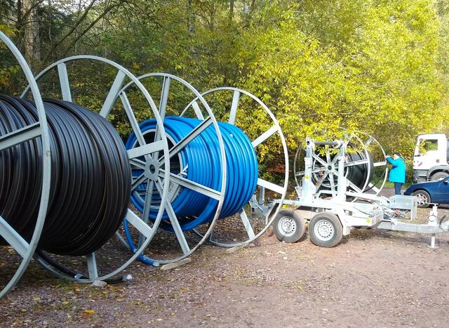 Die Trommeln stehen vor dem Hüttenbrunnen Parkplatz bereit und warten auf die Verlegung.  | Foto: Rudi Birkmeyer