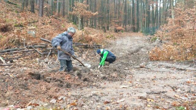 Die letzten Meter zur Hütte mussten in Handarbeit gegraben werden. Hüttenwart, Thomas Dawo und der 2. Vorsitzende, Günter Brauch, übernahmen gerne diese schweißtreibende Arbeit für die finalen Meter.   | Foto: Wanderclub Nello e. V.