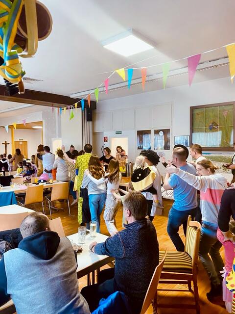 Die Faschingsschlange zieht durch das DGH Waldrohrbach | Foto: NIK e.V.