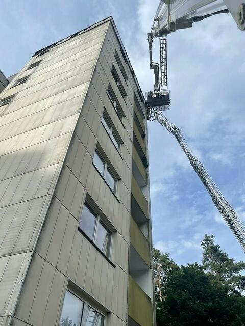 Eine Bewohnerin haben die Feuerwehrleute mithilfe der Drehleiter aus dem berennenden Hochhaus gerettet, weil der Hausgang verqualmt war. | Foto: Rüdiger Väth