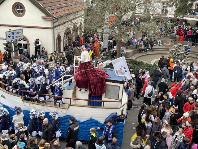 Am letzten Faschingstag war der Ausfall kurz vor Ende des Umzugs brach der Mast und wurde sicherheitshalber ungelegt  | Foto: Katharina Schmitt