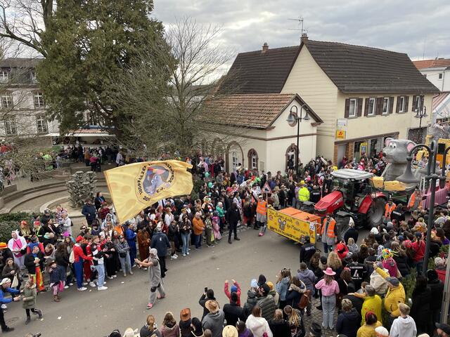 „Hier fliegen gleich die Mäuse aus dem Käse“ - die Südpfälzer Faschingsfreunde aus Hatzenbühl mit einer großen beweglichen Maus und Käse | Foto: Katharina Schmitt