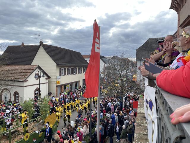 … und VG Bürgermeister Christian Sommer fängt… | Foto: Katharina Schmitt