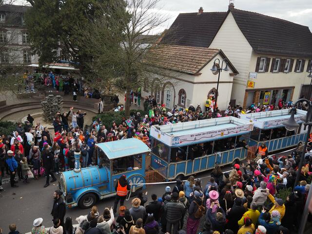 Der "Demo-Zug" der "Die Gemeinschaft Klingenmünster" im Stile eines "Schoppebähnels" mit einem Statement zum Erlebnistag deutscher Weinstraße: "Wir wollen den Erlebnistag deutsche Weinstraße zurück!"  | Foto: Katharina Schmitt