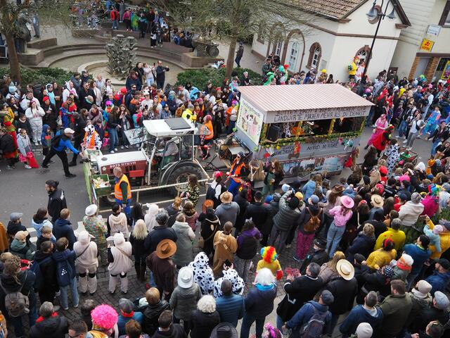 Die Faschingsfreunde Duttweiler nutzten ihren Auftritt für eine Botschaft: "Butter, Brot &amp; Bier: machen wir. Landwirte machen mehr als du denkst", "No Farmers, no food, no future" und "Ohne Bauern keine Zukunft" Sprüche zieren den Wagen. Die Teilnehmer waren als Bauerntiere verkleidet. | Foto: Katharina Schmitt