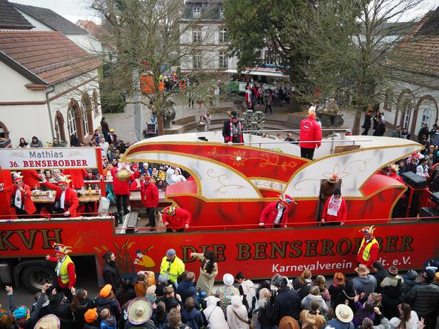 Die Bensebronner: Eine überdimensionale Narrenkappe zierte den rot-weißen Faschingswagen des KV Hördt mit Mathias, dem "36. Benserobber" | Foto: Katharina Schmitt