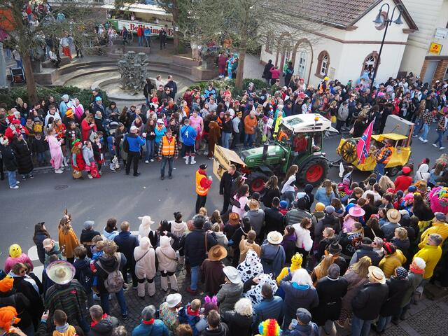 Der Karnevalsverein Ingenheim die „Sandhasen“ mit einem Saloon und Cowboykostümen passend zum Wilden Westen | Foto: Katharina Schmitt