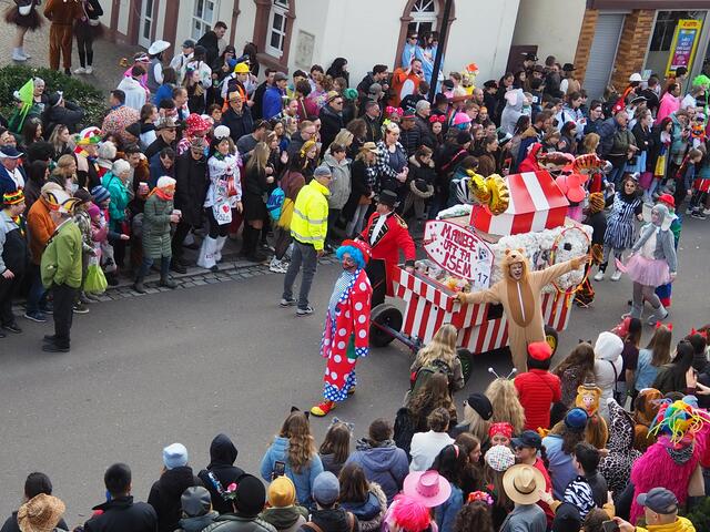 "Manege uff fa Isem" - "Quer durch Isem" zeigten sich passend zum Zirkus-Motto | Foto: Katharina Schmitt