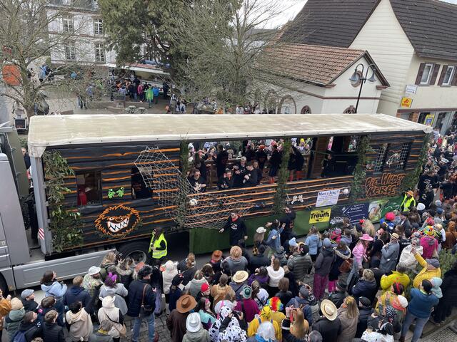 Die Wilden Herxemer mit dem Herxheimer Busreisen- und Fahrschulen-Unternehmen "Hetzler" - angelehnt an „Die Wilden Kerle“ | Foto: Katharina Schmitt