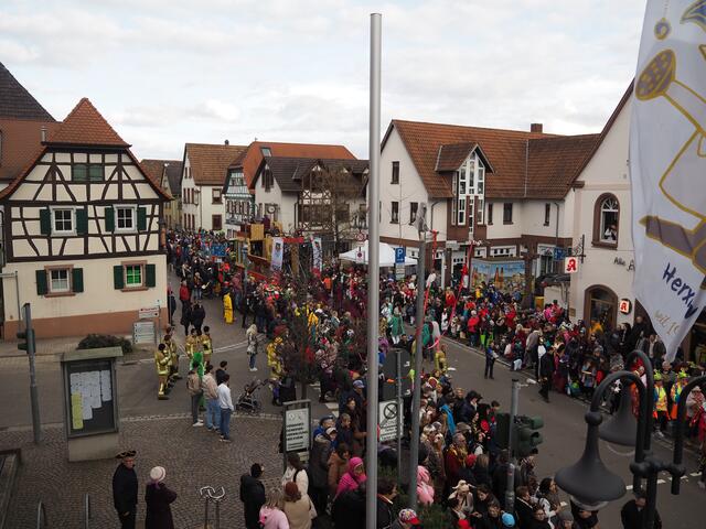 Viele Helfer abseits des Umzugs: Polizei, Feuerwehr, Rettungsdienst, Securitys und auch das Ordnungsamt helfen in der Not und sorgen für einen geregelten Ablauf | Foto: Katharina Schmitt