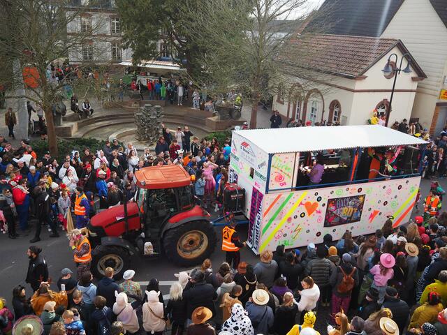 Bunte Neonfarben und ein wackelnder Wagen dank lauter Bässe | Foto: Katharina Schmitt