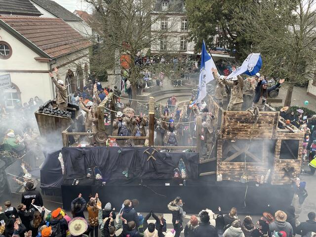Der Hatzenbühler Faschingsverein mit Rauch auf ihrem Bergwerk-Wagen | Foto: Katharina Schmitt