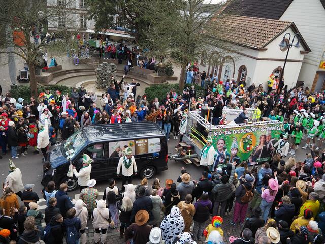 Der Faschingswagen der KGO: "Die Froschköpp" aus Offenbach mit ihren beiden Prinzenpaaren und den Garden | Foto: Katharina Schmitt