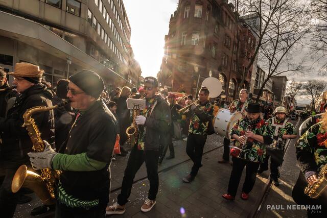 Marching Band Waldbronn // Karlsruher Fastnachtsumzug 2024 | Foto: Paul Needham