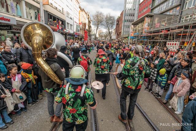 Marching Band Waldbronn // Karlsruher Fastnachtsumzug 2024 | Foto: Paul Needham