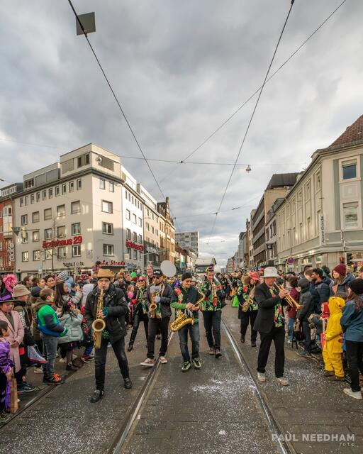 Marching Band Waldbronn // Karlsruher Fastnachtsumzug 2024 | Foto: Paul Needham
