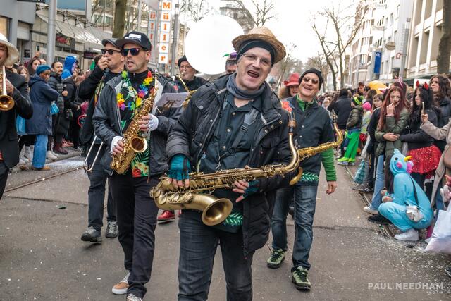 Marching Band Waldbronn // Karlsruher Fastnachtsumzug 2024 | Foto: Paul Needham
