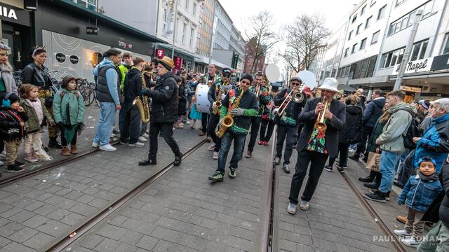 Marching Band Waldbronn // Karlsruher Fastnachtsumzug 2024 | Foto: Paul Needham