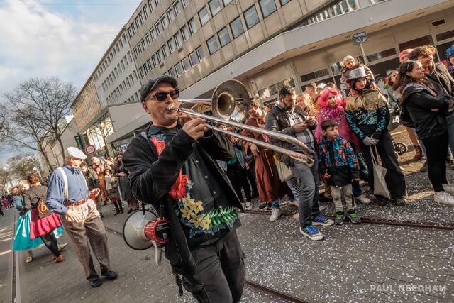 Marching Band Waldbronn // Karlsruher Fastnachtsumzug 2024 | Foto: Paul Needham