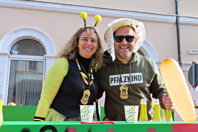Hoch auf dem "gelben Wagen" standen Bürgermeisterin Claudia Stein und 1. Beigeordneter Steffen Sternberger-Hahn | Foto: Brigitte Melder