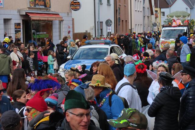 Vorneweg das Polizeiauto | Foto: Brigitte Melder