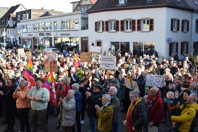 Mit Schildern wurde den Forderungen Nachdruck verliehen | Foto: B. Bender