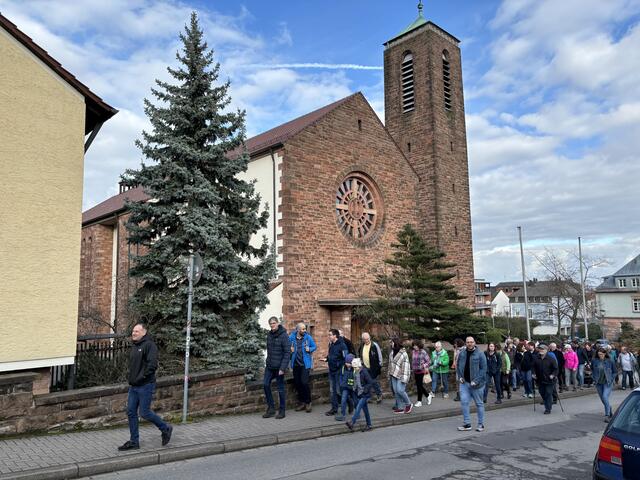 Die Wandergruppe an der Heilig-Geist-Kirche | Foto: Hubert Hemmer