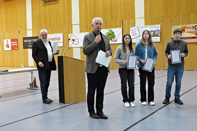 Gruppenbild mit Peter Julier, der Herr über die Urkunden | Foto: Brigitte Melder