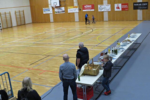 Am Mittelstreifen das Buffet | Foto: Brigitte Melder