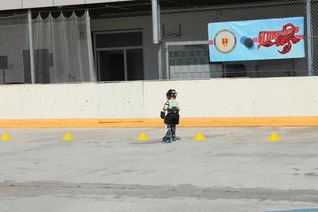 Auf Inline-Skates unterwegs im Eisstadion | Foto: Hans-Jürgen-Schön