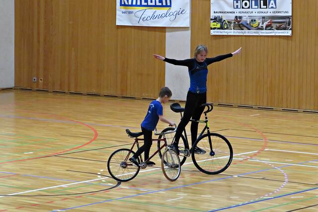 Vorführung der beiden Kunstradfahrer | Foto: Brigitte Melder