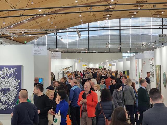 Auch am Sonntag gab es volle Hallen bei der "art Karlsruhe" | Foto: www.jowapress.de