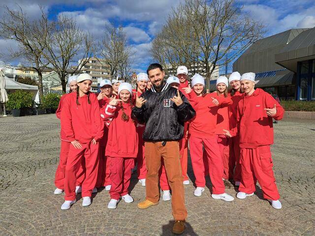 Die Tanzcrew bedankte sich bei Memi Demiri aus Schwäbisch Gmünd für die Inspiration, Motivation und das Coaching | Foto: Joanna Marczewski