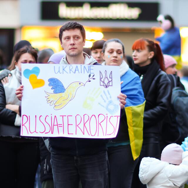 Klare Aussagen auf den Transparenten bei der Kundgebung gegen Russlands Angriffskrieg gegen die Ukraine. | Foto: Christian Gaier